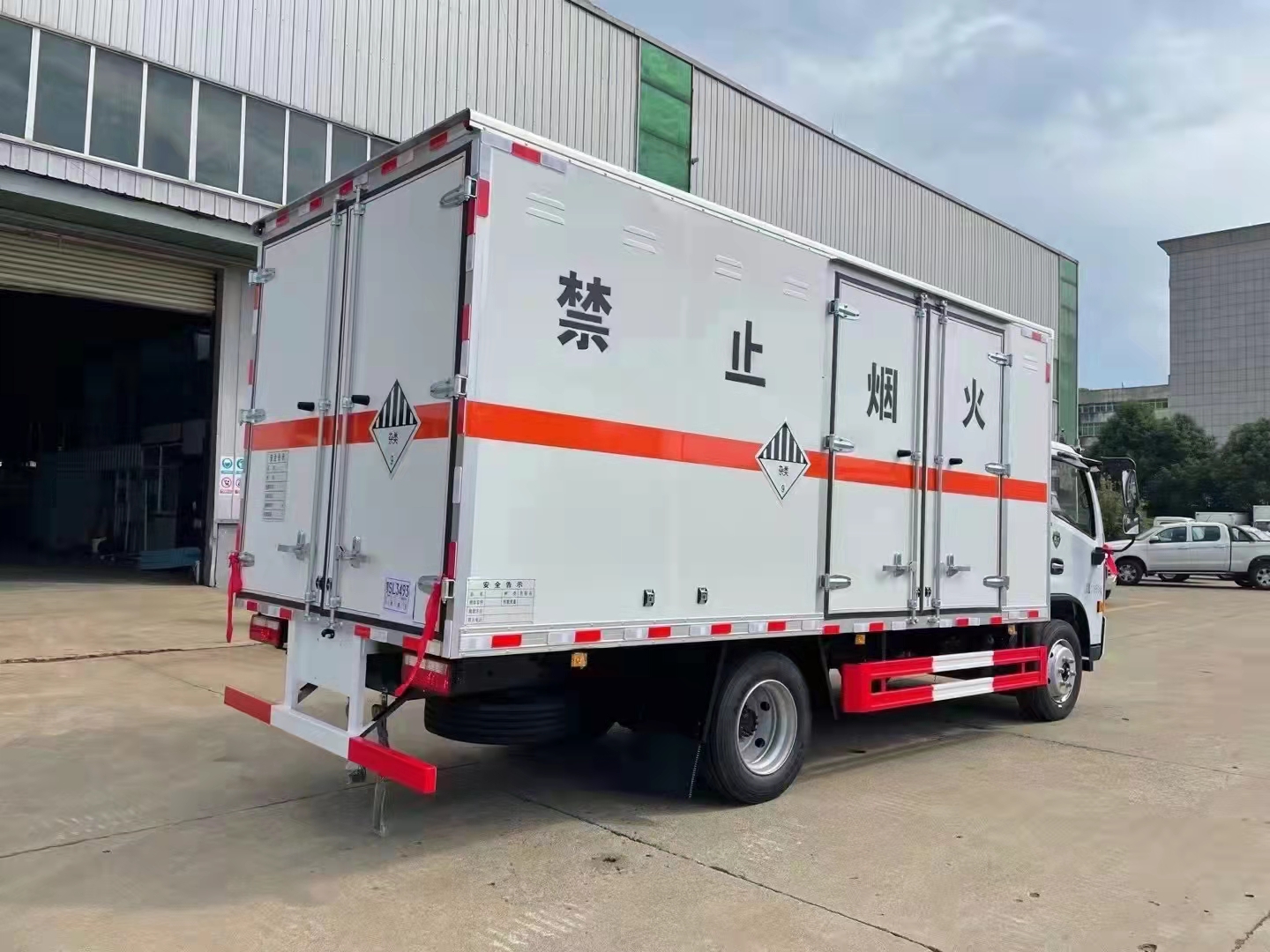 東風多利卡5.2米（國六）雜項廂式危險品運輸車